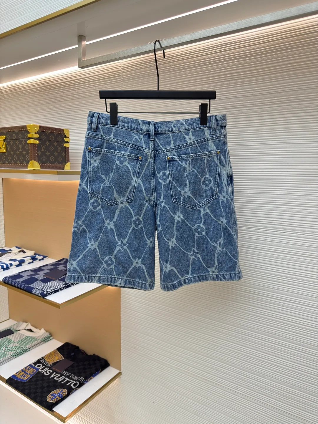 LOUIS VUITTON starry sky presbyopic denim shorts ●Authentic product: purchased and developed for 14600 ●Item number: 1680365-B30 ●Fabrics: cotton denim fabric ●Technology: laser engraving ●Version: fitted version ●Weight: about 440 grams ●Size: 30-31-32-33 ●Description: The fabric is made of 7s*7s twill cotton denim, and the weft yarn is made of compact siro-spun raw cotton yarn. The raw cotton yarn has better strength than the back-spun cotton. It is not easy to produce holes in the later washing water and the raw cotton feels crisp. The Y version is purchased to scan the entire trousers cutting pattern, and the piece of cloth is positioned to cover the pattern, using laser Light engraving process is used to burn out the pattern, the front zipper is restored, the front small pocket is restored, and the back double pocket is restored. The ready-made garments are washed with fried sand, and sea salt and sea sand are added as potassium permanganate additives in the tank. The flower pattern is nostalgic in the later washing process. The mold is made to make a bronze cylindrical I-shaped buckle, and all the bones are round rivets. The overall wiring is straight and delicate, the fabric is comfortable and soft, and the color is consistent without color difference. It can be matched with the same style to create a fashionable look and control various occasions. Customized accessories, complete with three standards, same style for men and women!